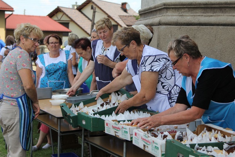 (Dłuższy) postój pielgrzymów hałcnowskich w Wilamowicach - 2019