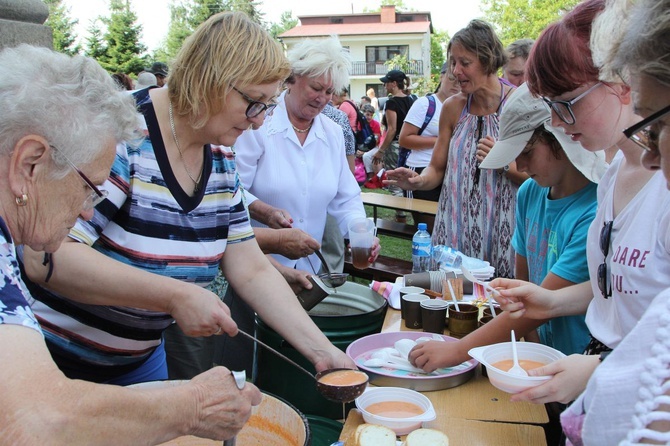 (Dłuższy) postój pielgrzymów hałcnowskich w Wilamowicach - 2019