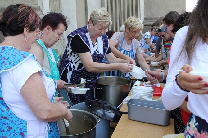 (Dłuższy) postój pielgrzymów hałcnowskich w Wilamowicach - 2019