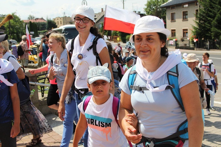 (Dłuższy) postój pielgrzymów hałcnowskich w Wilamowicach - 2019