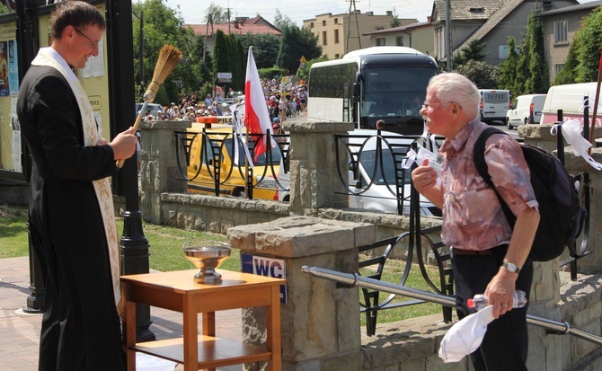 (Dłuższy) postój pielgrzymów hałcnowskich w Wilamowicach - 2019