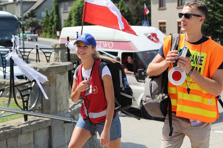 (Dłuższy) postój pielgrzymów hałcnowskich w Wilamowicach - 2019