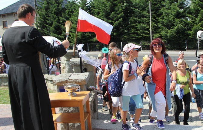 (Dłuższy) postój pielgrzymów hałcnowskich w Wilamowicach - 2019