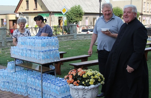 (Dłuższy) postój pielgrzymów hałcnowskich w Wilamowicach - 2019