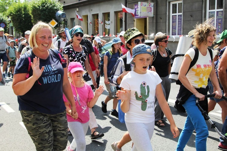 Grupa 1 - wyjście pielgrzymów hałcnowskich z Wilamowic 2019