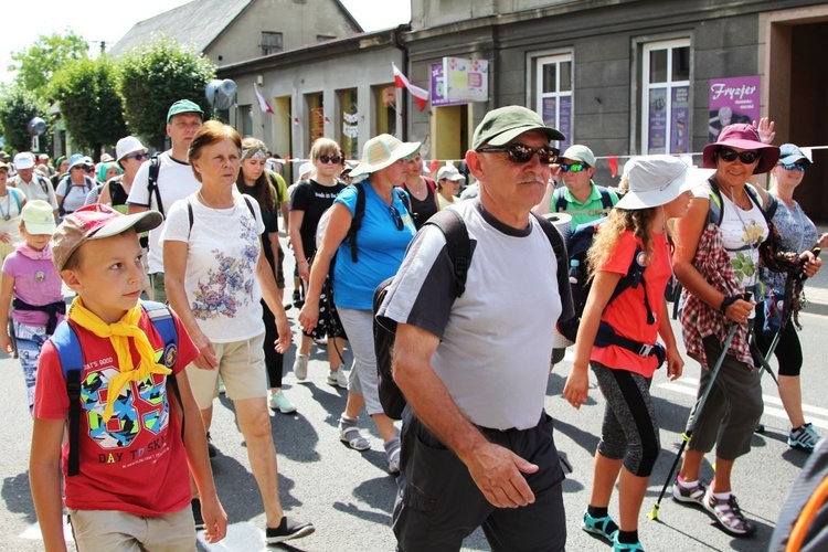 Grupa 1 - wyjście pielgrzymów hałcnowskich z Wilamowic 2019