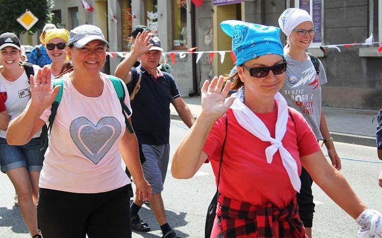 Grupa 9 - wyjście pielgrzymów hałcnowskich z Wilamowic 2019