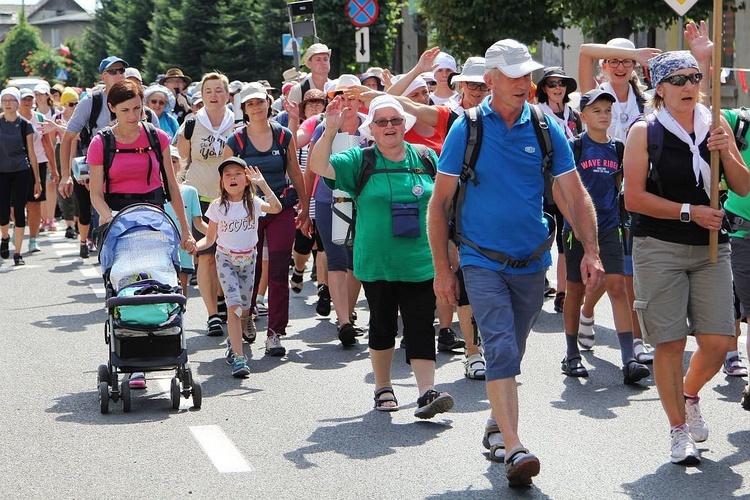 Grupa 9 - wyjście pielgrzymów hałcnowskich z Wilamowic 2019