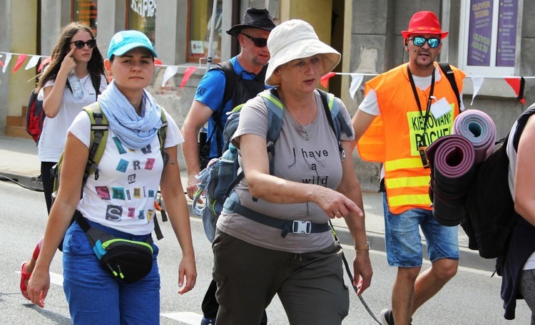 Grupa 6 - wyjście pielgrzymów hałcnowskich z Wilamowic 2019