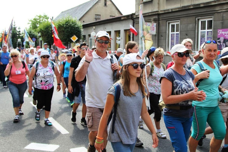 Grupa 6 - wyjście pielgrzymów hałcnowskich z Wilamowic 2019