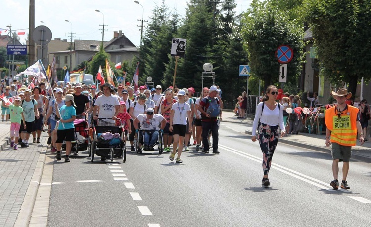 Grupa 6 - wyjście pielgrzymów hałcnowskich z Wilamowic 2019