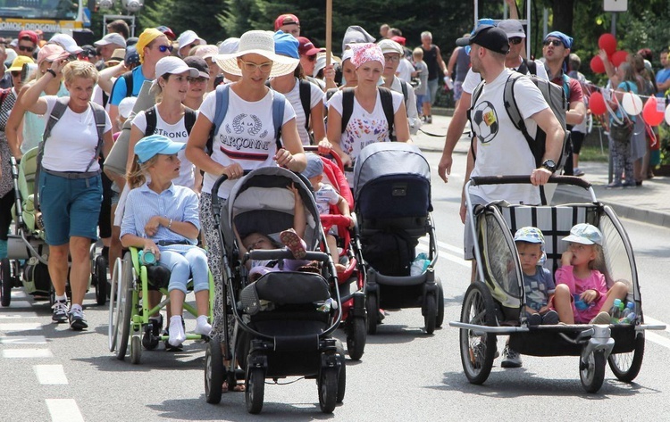 Grupa 4 i 8 - wyjście pielgrzymów hałcnowskich z Wilamowic 2019