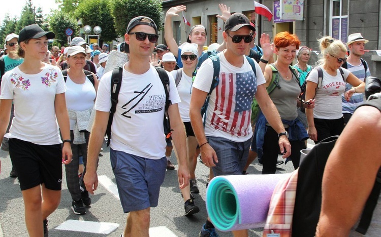 Grupa 4 i 8 - wyjście pielgrzymów hałcnowskich z Wilamowic 2019