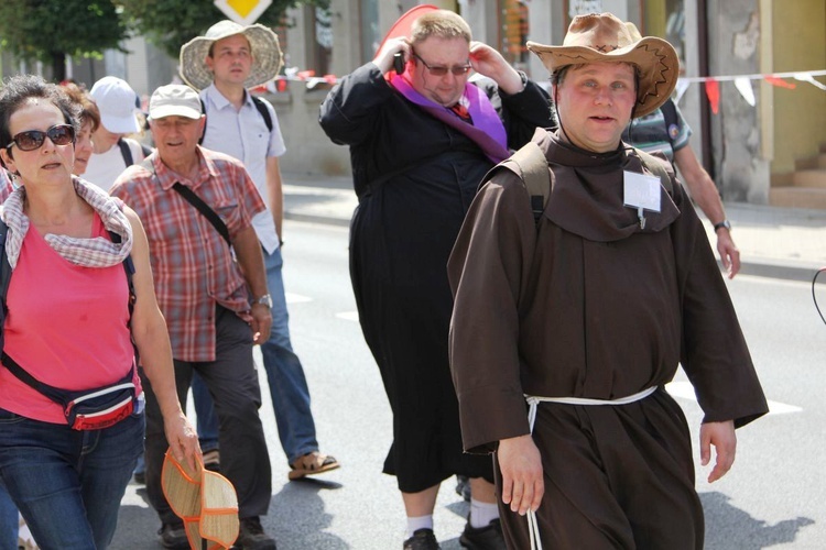 Grupa 2 - wyjście pielgrzymów hałcnowskich z Wilamowic 2019