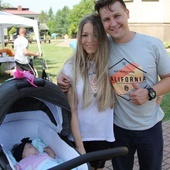 Najmłodsza pątniczka - 3,5-miesięczna Zuzia Faustyna Howaniec, z mamą Julianną i tatą Jakubem.