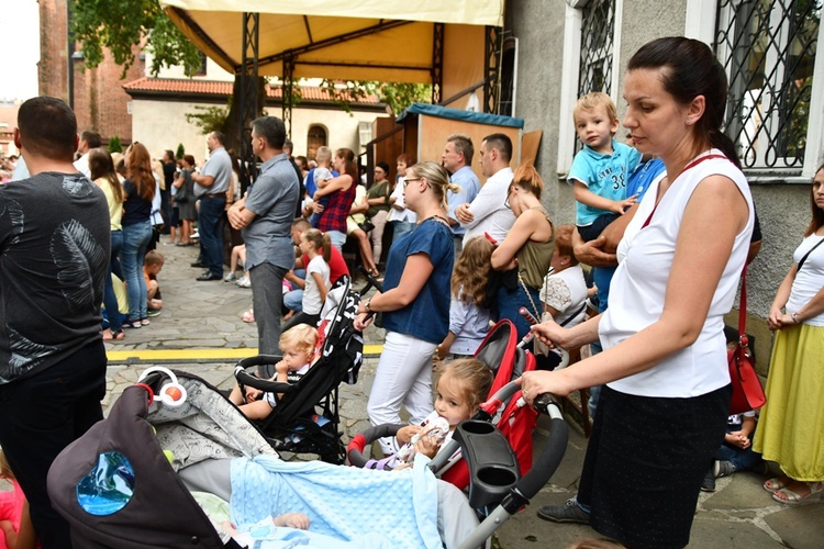 Wprowadzenie relikwii świętych dzieci fatimskich do sądeckiej fary