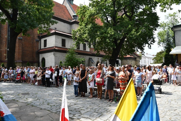 Wprowadzenie relikwii świętych dzieci fatimskich do sądeckiej fary