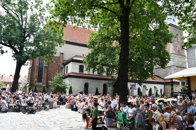 Wprowadzenie relikwii świętych dzieci fatimskich do sądeckiej fary