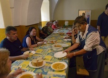 Od lat posiłki dla pielgrzymów przygotowują miejscowe parafianki.