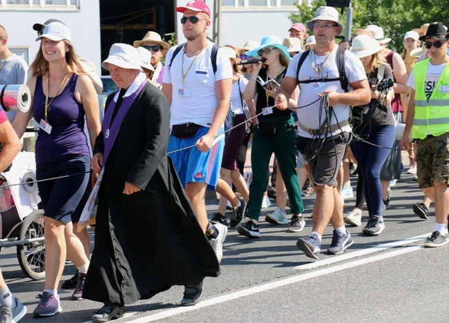 Ks. Wiesław Zawada w grupie pielgrzymkowej.