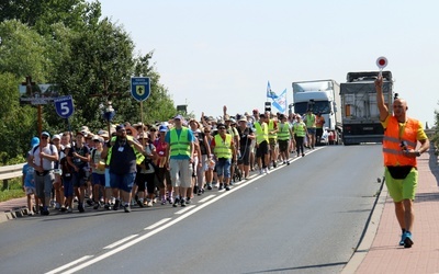 Pierwsze kilometry marszu wiodły przez bardzo ruchliwą Drogę krajową nr 12. Dużo odpowiedzialnej pracy miały służby kierowania ruchem.