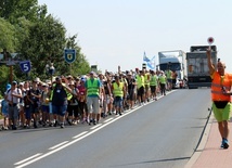 Pierwsze kilometry marszu wiodły przez bardzo ruchliwą Drogę krajową nr 12. Dużo odpowiedzialnej pracy miały służby kierowania ruchem.