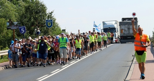 Pierwsze kilometry marszu wiodły przez bardzo ruchliwą Drogę krajową nr 12. Dużo odpowiedzialnej pracy miały służby kierowania ruchem.