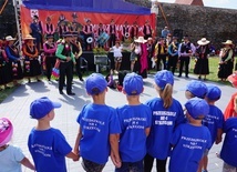 Przedszkolaki ze strzegomskich placówek po raz pierwszy spotkały się z zespołami festiwalowymi.