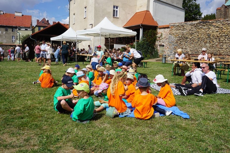 Spotkanie przedszkolaków z zespołami folklorystycznymi