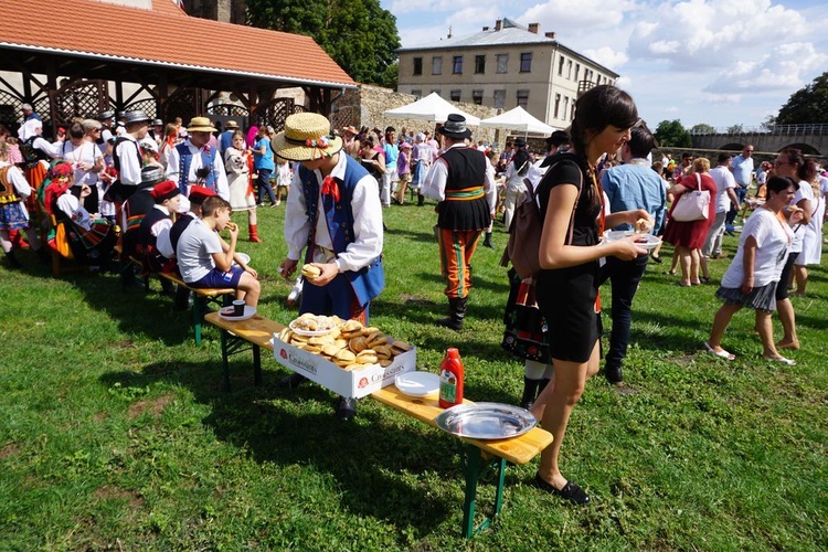 Spotkanie przedszkolaków z zespołami folklorystycznymi