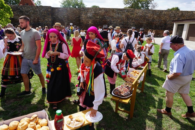 Spotkanie przedszkolaków z zespołami folklorystycznymi