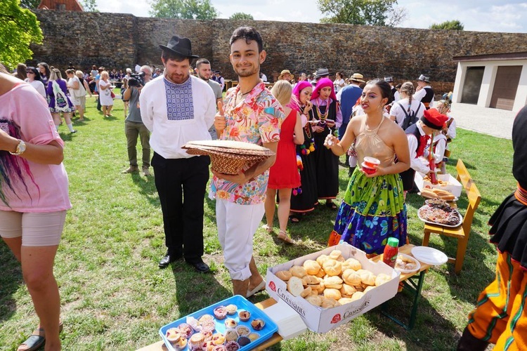 Spotkanie przedszkolaków z zespołami folklorystycznymi