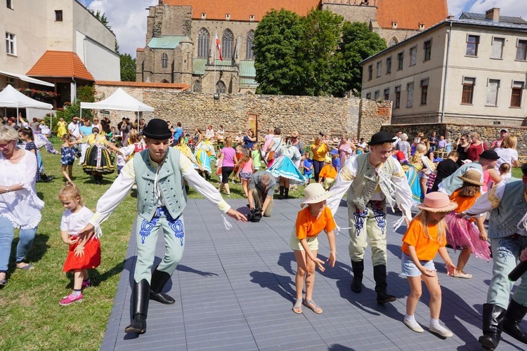 Spotkanie przedszkolaków z zespołami folklorystycznymi