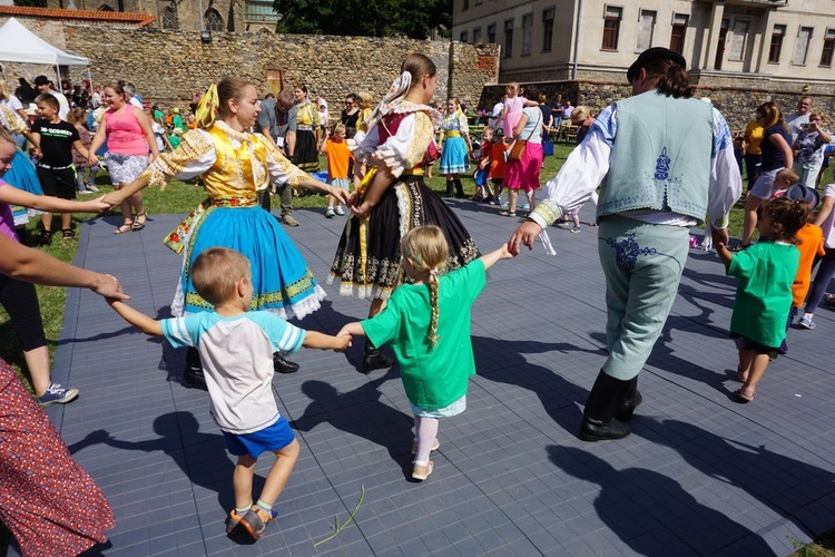 Spotkanie przedszkolaków z zespołami folklorystycznymi