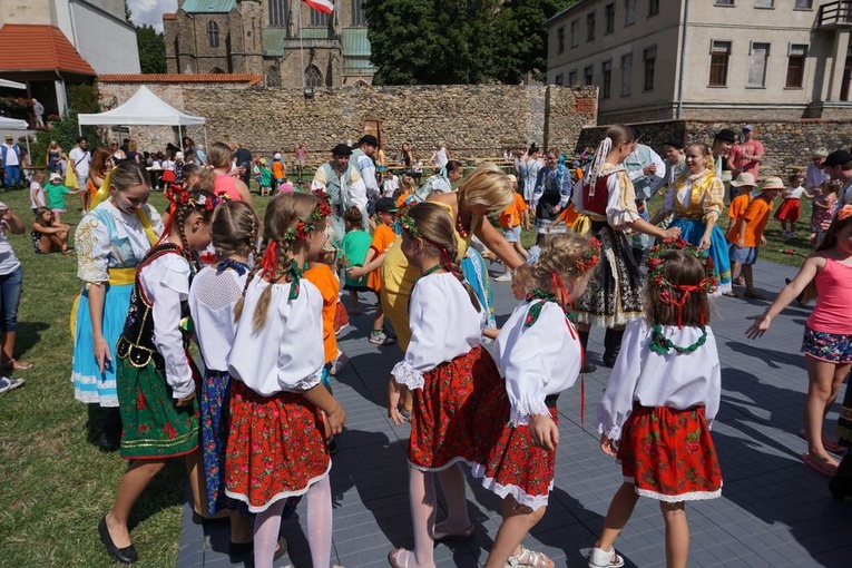 Spotkanie przedszkolaków z zespołami folklorystycznymi