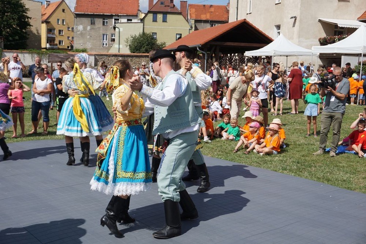 Spotkanie przedszkolaków z zespołami folklorystycznymi