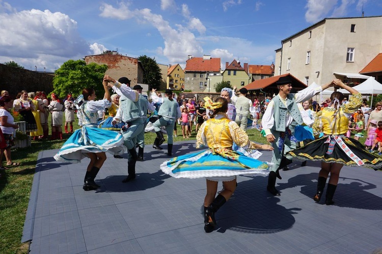 Spotkanie przedszkolaków z zespołami folklorystycznymi