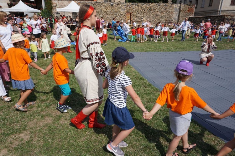 Spotkanie przedszkolaków z zespołami folklorystycznymi