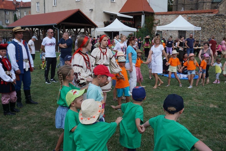 Spotkanie przedszkolaków z zespołami folklorystycznymi