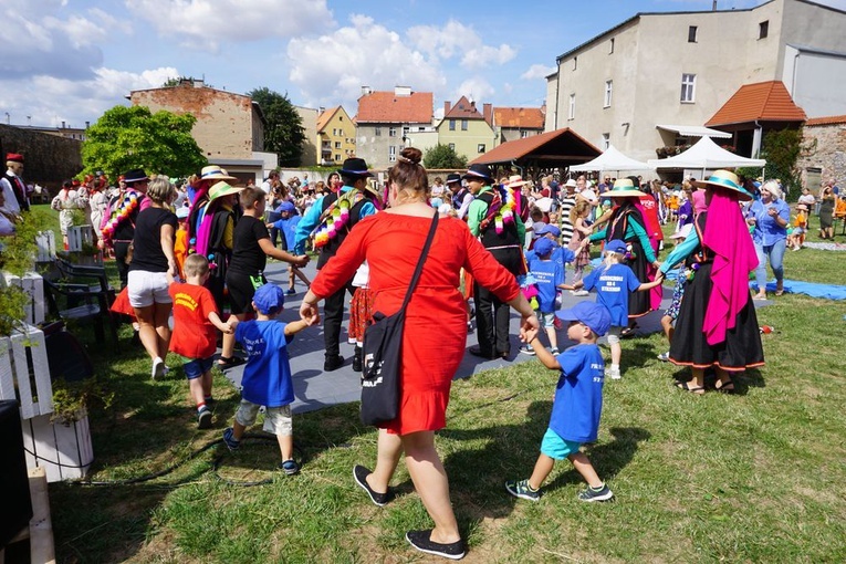 Spotkanie przedszkolaków z zespołami folklorystycznymi
