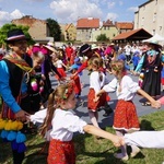 Spotkanie przedszkolaków z zespołami folklorystycznymi