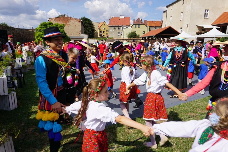 Spotkanie przedszkolaków z zespołami folklorystycznymi