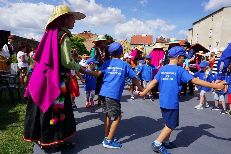 Spotkanie przedszkolaków z zespołami folklorystycznymi