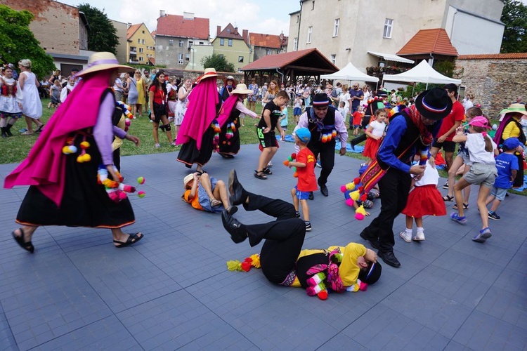 Spotkanie przedszkolaków z zespołami folklorystycznymi