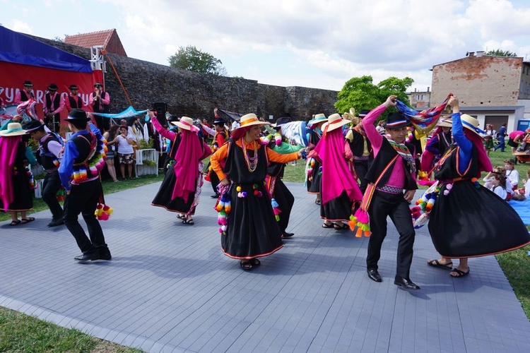 Spotkanie przedszkolaków z zespołami folklorystycznymi