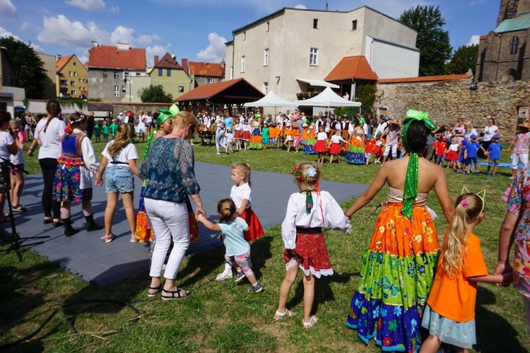 Spotkanie przedszkolaków z zespołami folklorystycznymi