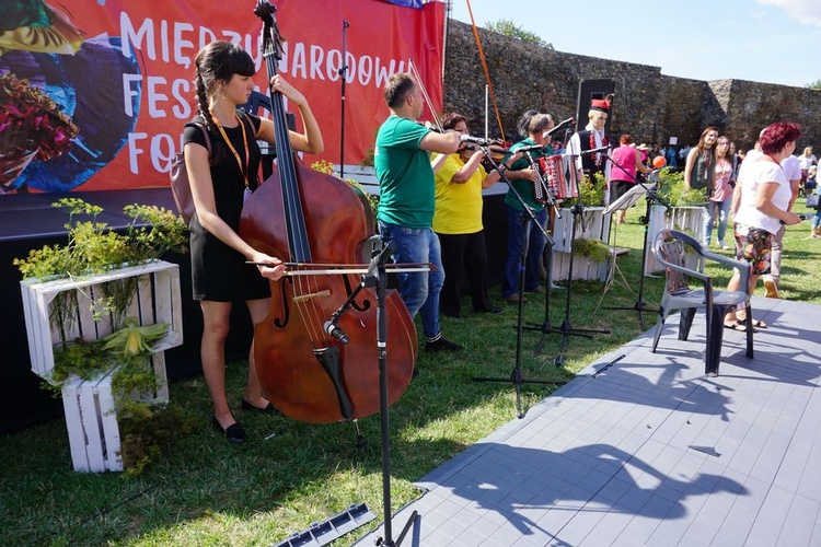 Spotkanie przedszkolaków z zespołami folklorystycznymi