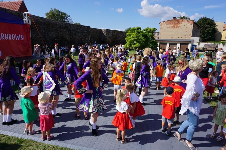 Spotkanie przedszkolaków z zespołami folklorystycznymi