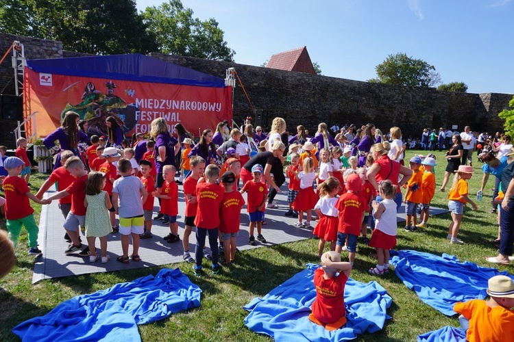 Spotkanie przedszkolaków z zespołami folklorystycznymi