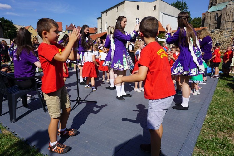 Spotkanie przedszkolaków z zespołami folklorystycznymi